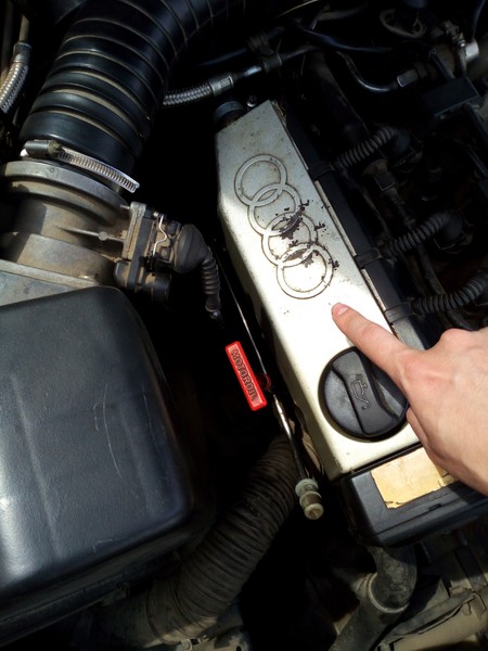 Клапанна кришка с заливной горловиной Audi 100 C4  1992 2.8 Бензин Винница