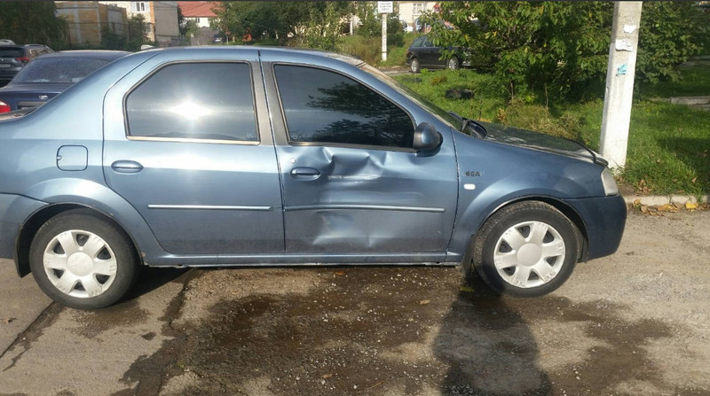 Двері передні праві Dacia Logan  2008 2.0 Бензин 