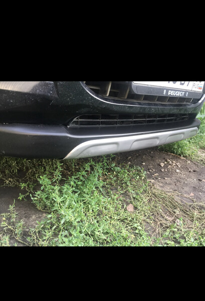 Юбка переднего бампера Peugeot 3008 универсал 2010 г.  1.6 л дизель Ровно