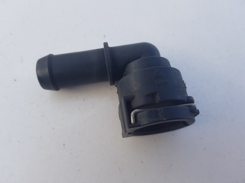 Соединитель угловой на патрубок к радиатору Ford Escape 2013 р.  1.6 л бензин Черкаси