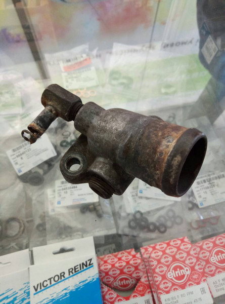 Тройник системы охлаждения Hyundai H1  2007 2.5 Дизель Одесса