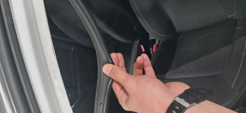 Уплотнитель двери передний левый Renault Logan 2 універсал 2019 р.  1.5 л дизель