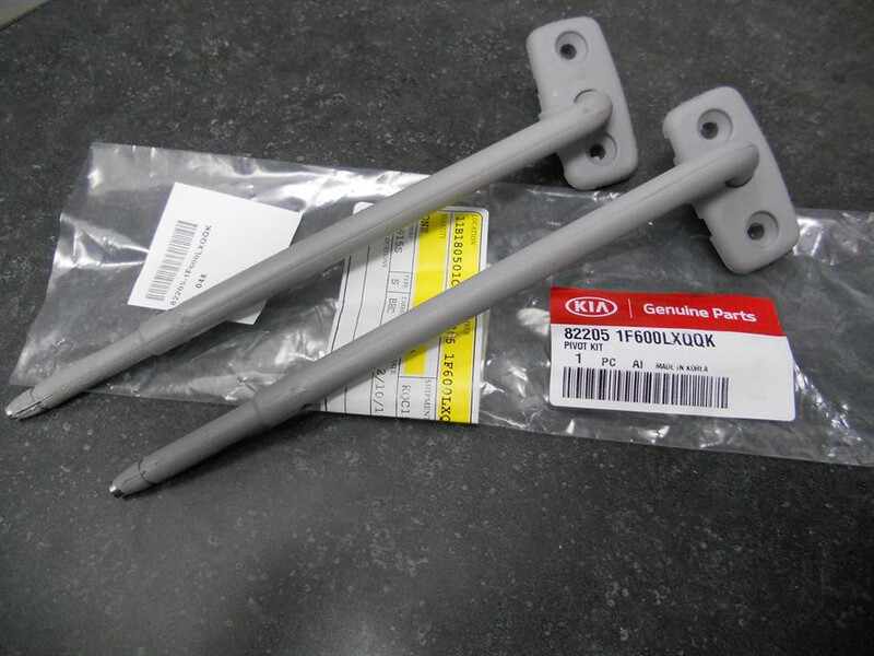 Крепление левого солнцезащитного козырька Kia Sportage 2  2008 2.0 Бензин Новомосковск