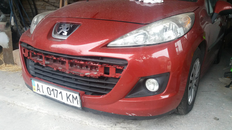 Бампер голий Peugeot 207  2010 хэтчбек 2.0 Бензин Киев