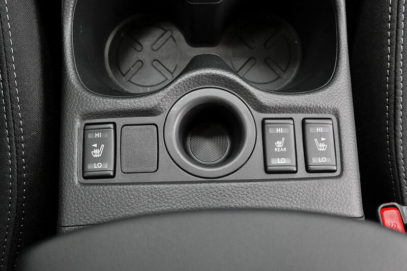 Подстаканик с тремя выключателями подогрева Nissan X-Trail T32  2016 універсал 1.6 Дизель 