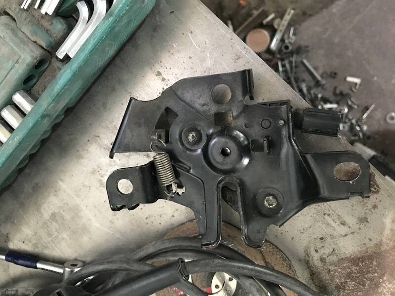 Замок капота Toyota Prius 30  2013 хэтчбек 1.8 Гибрид Киев