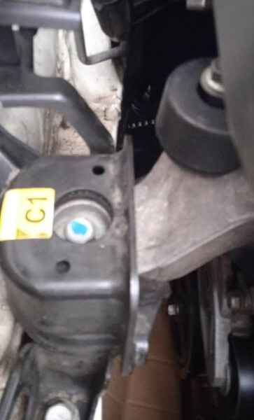 Подушка двигателя поавая Toyota Corolla  2014 1.3 Бензин 