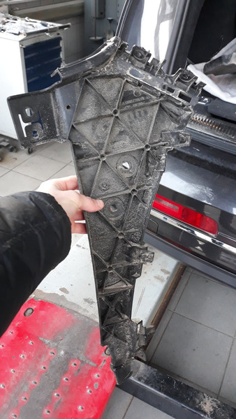 Крепление бампера Audi Q7 2014 г.  3.0 л бензин Ровно