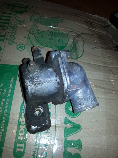 Корпус термостата 90088368   Opel Rekord