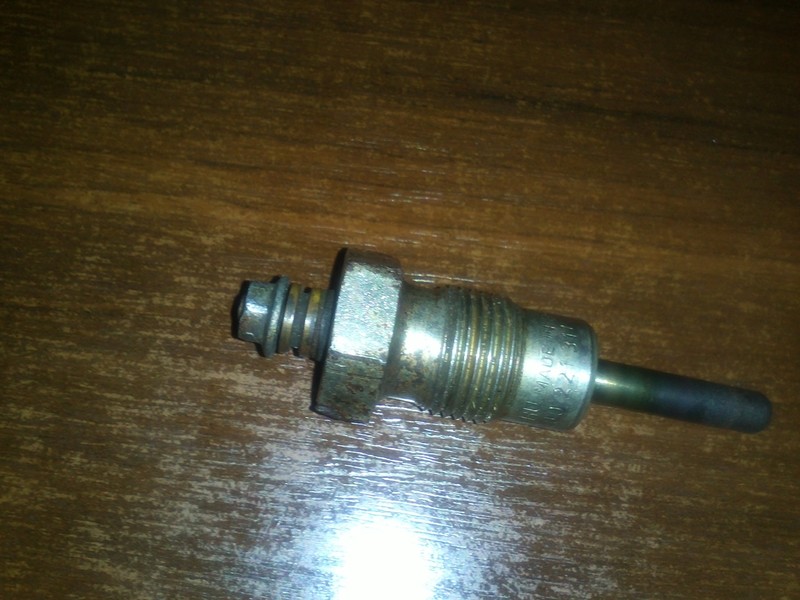 Свічка розжарювання Mercedes E-Class W123 1979 р.  2.0 л дизель Кривий Ріг