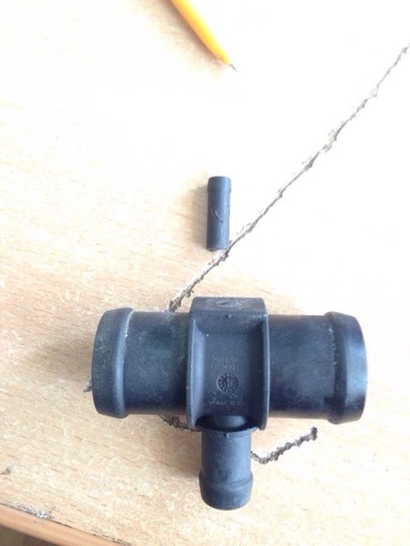 Тройник системы охлаждения 1K0 121 087 E   Seat Leon, Skoda Octavia, Volkswagen Golf