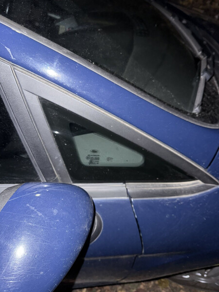 Стекло форточка переднє ліве Ford Fiesta MK7 хетчбек 2013 р.  1.0 л бензин Рівне