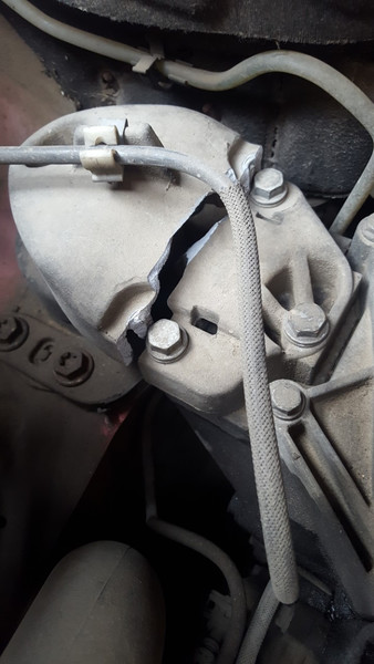 Кроштейн подушки двигателя правая Opel Movano  2006 2.5 Дизель 