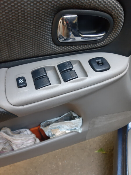 Кнопки стеклоподъемника водителя и пассажира Mazda 323  2003 1.6 Бензин Винница
