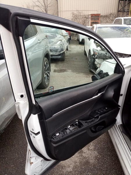 Накладка подлокотника двери водителя Toyota Camry 70  2018 2.5 Гибрид 