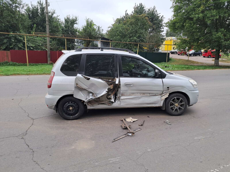 Двері передні праві Hyundai Matrix хетчбек 2012 р.  1.8 л бензин Конотоп