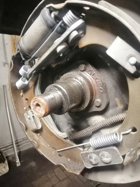 Цапфа под ступицу (ось ступицы) Ford Courier  1996 1.3 Бензин Киев