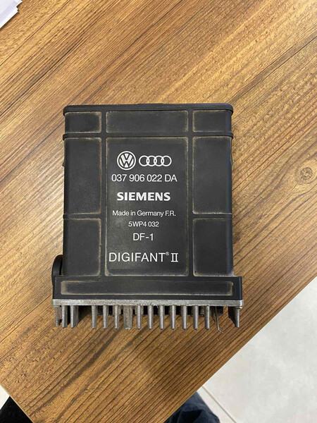 Блок керування системою впорскування 037906022DA   Volkswagen Passat