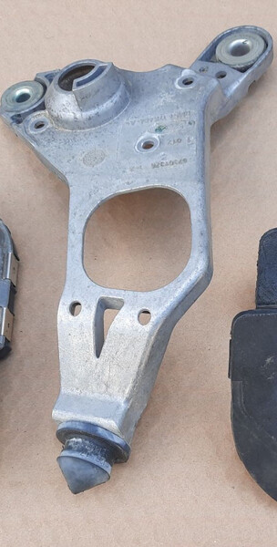 Кронштейн держателя моторчика стеклоочистителя перед правый Ford Focus 3  2012 універсал 1.6 Дизель 