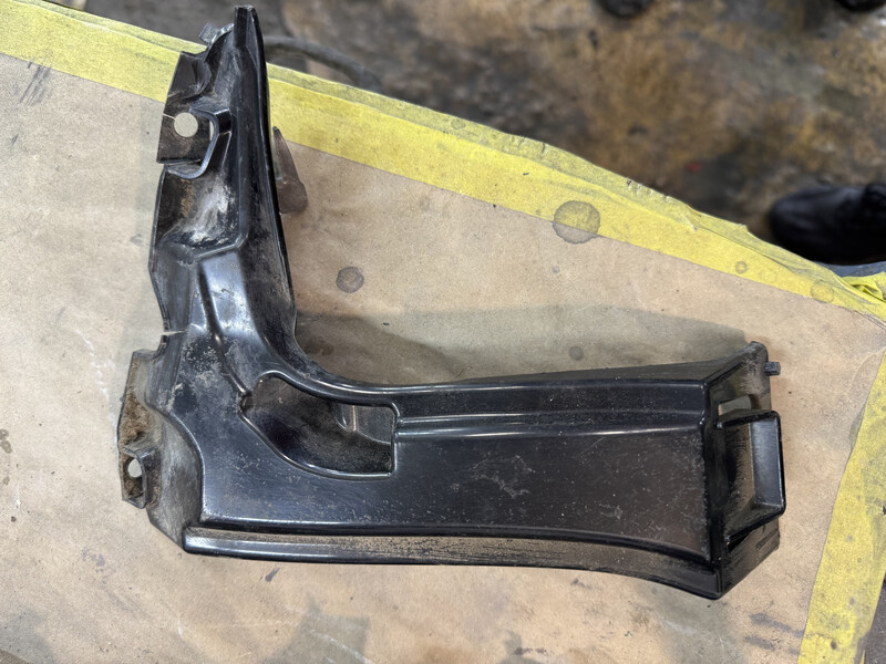 Кронштейн бампера переднего левый BMW 5 Series  2015 2.0 Бензин Житомир