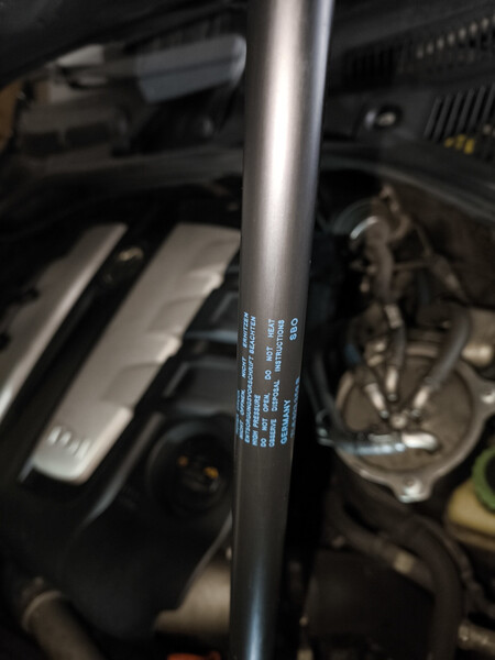 Амортизатор капота Volkswagen Touareg  2009 3.0 Дизель 