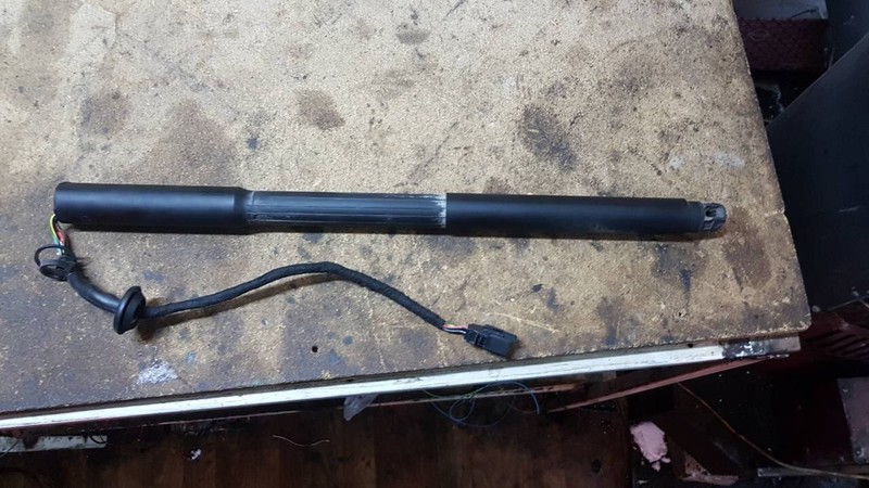 Электро-амортизатор крышки багажника Volvo XC60  2012 2.5 Дизель 