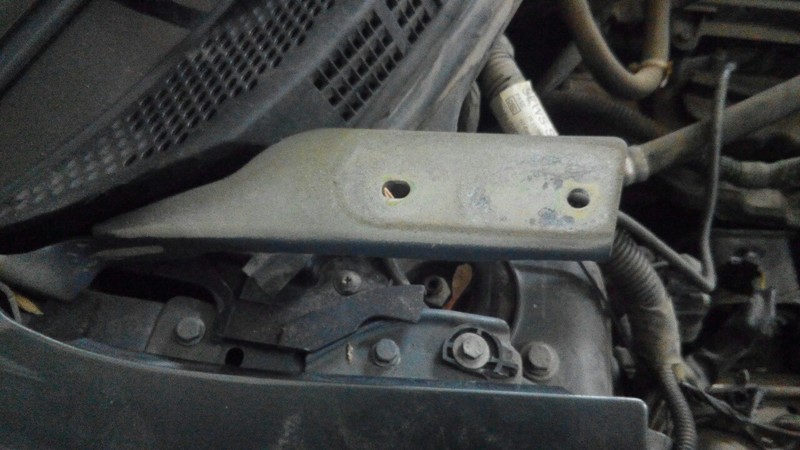 Завесы капота Nissan Micra K12  2007 хэтчбек 1.2 Бензин Киев