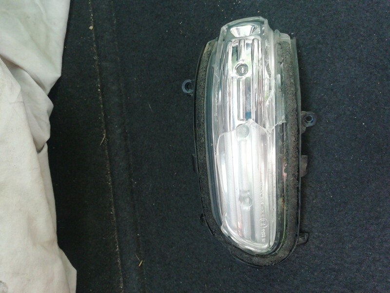 Повторювач повороту у дзеркалі Toyota Avensis  2008 