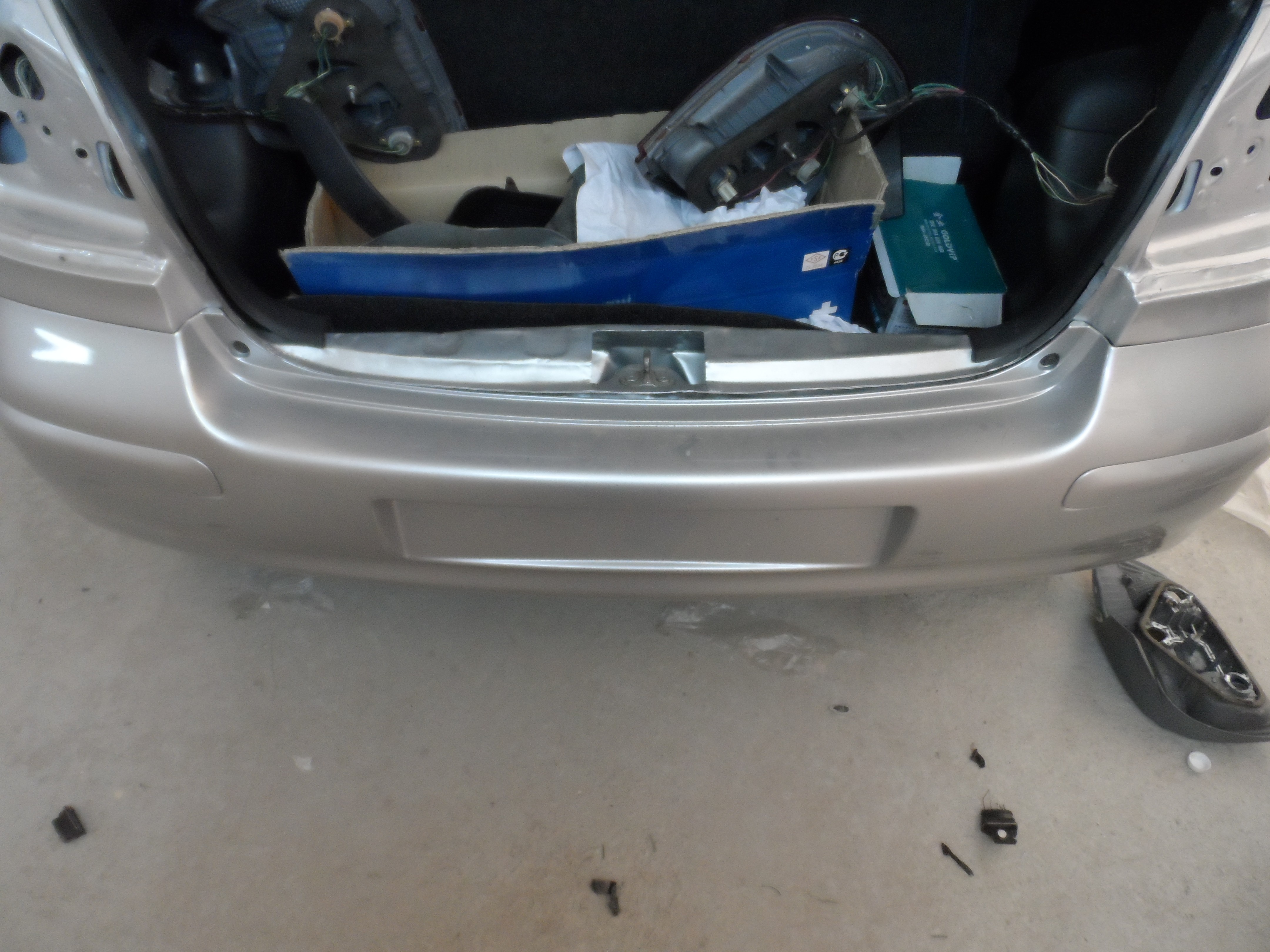 Уплотнительная резинка багажника Toyota Yaris  2004 1.0 Бензин Киев