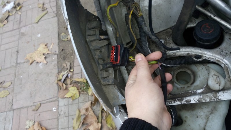 1) Фишка в фару. 2) Расширительный бачек Peugeot 307 XS 2003 2.0 Бензин 