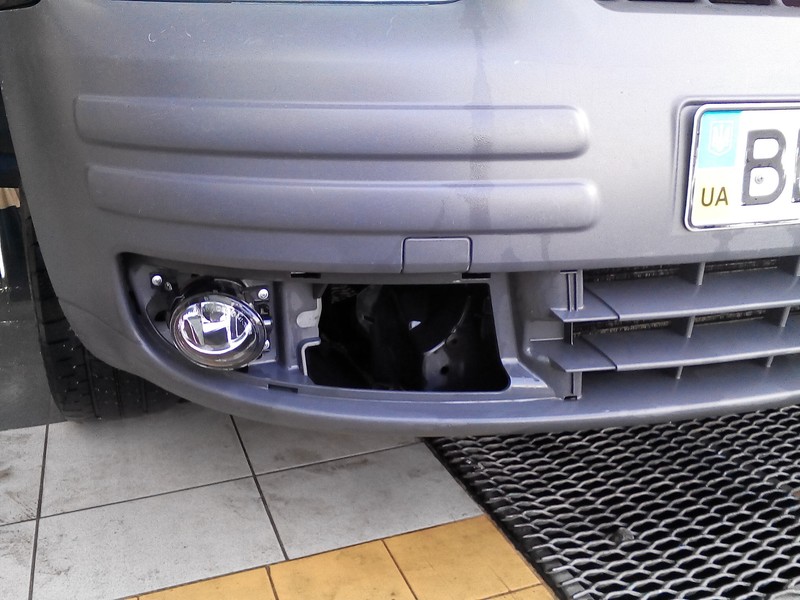 Решетка переднего бампера Volkswagen Caddy 3 2009 г.  2.0 л дизель Николаев