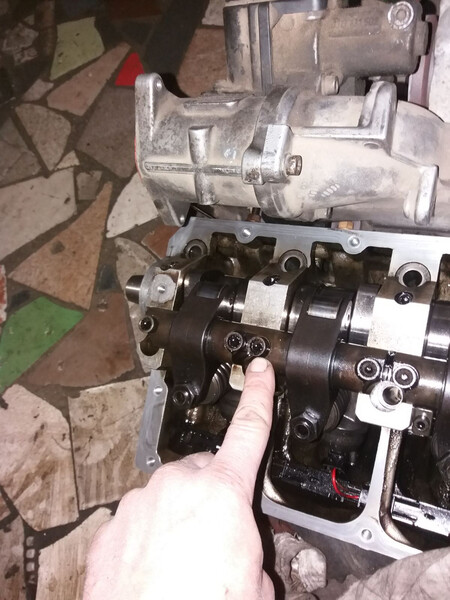 Ось коромысел насос форсунок Volkswagen Caddy 3  2006 універсал 1.9 Дизель 