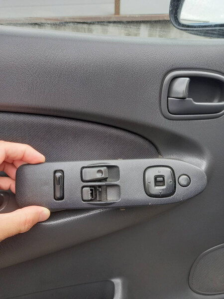 Блок керування склопідйомниками Mazda 323  1997 хетчбек 1.5 Бензин 