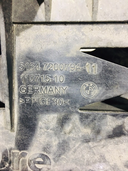 Кронштейн крепления фары правый 51647200794   BMW 5 Series