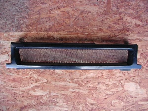 Решітка радіатора Nissan Primera P10  1995 2.0 Бензин 