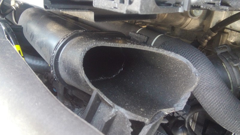 Пластиковый патрубок на воздух Opel Insignia A  2011 універсал 2.0 Дизель 