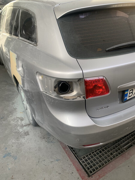 Задний левый наружный фонарь 8156105190   Toyota Avensis