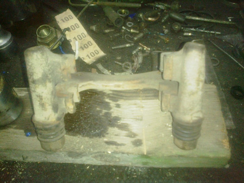 Скоба заднего суппорта/поршен Audi 100 с4 1991 2.3 Бензин Новопсков