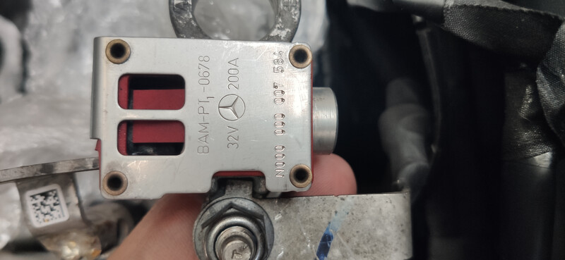 Клемма "," с пирапатроном Mercedes-Benz GLA-Class  2016 універсал 2.0 Бензин 