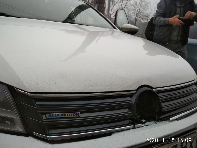 Решетка радиатора верхняя Volkswagen Passat B7  2012 универсал 1.6 Дизель Мукачево