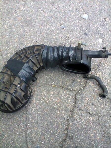 Патрубок поздушного фильтра Audi 80 B3  1988 1.8 Бензин 