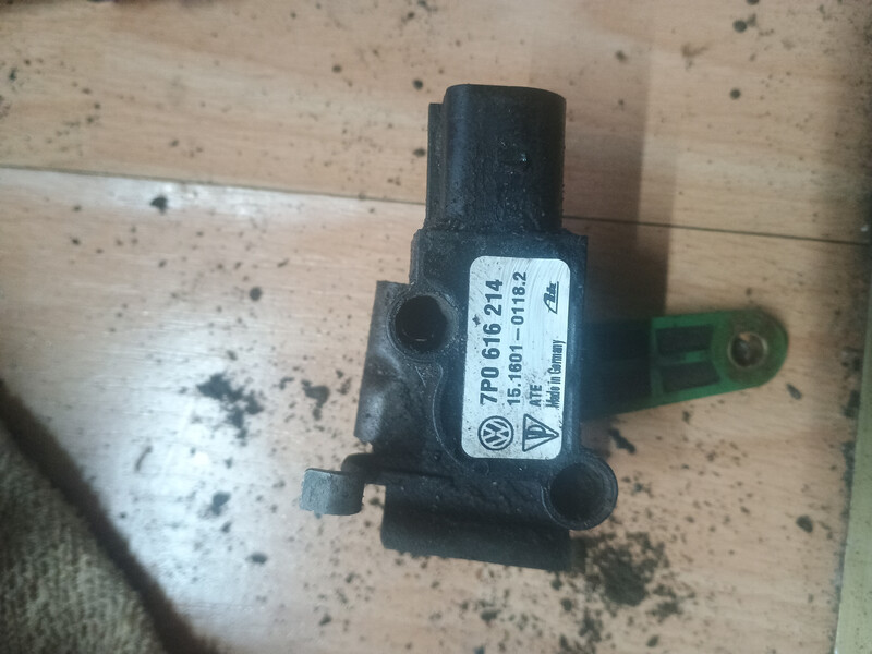 Датчик уровня кузова Volkswagen Touareg  2011 3.0 Дизель 