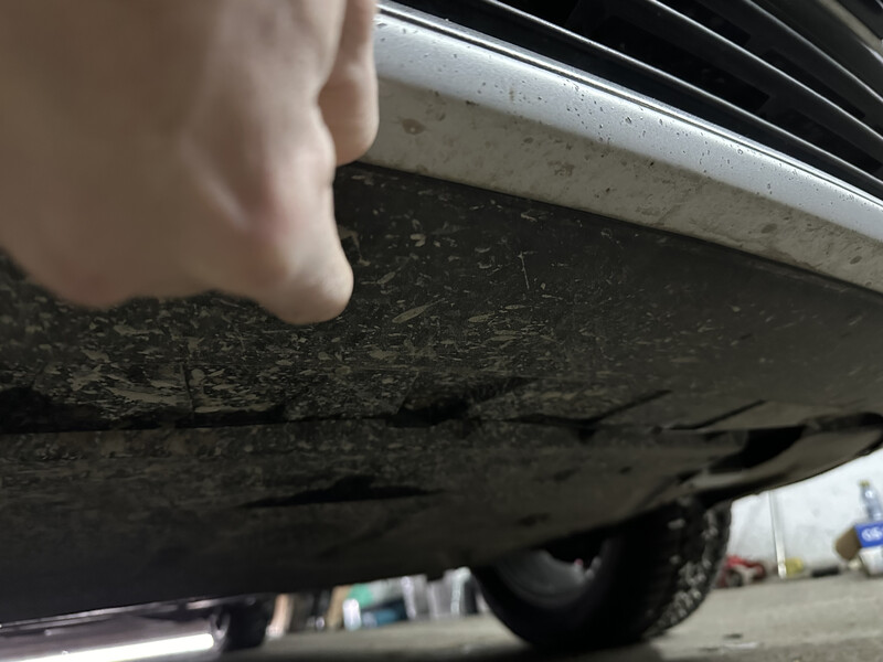 Губа переднего бампера Volkswagen Passat  2010 2.5 Бензин Тернополь