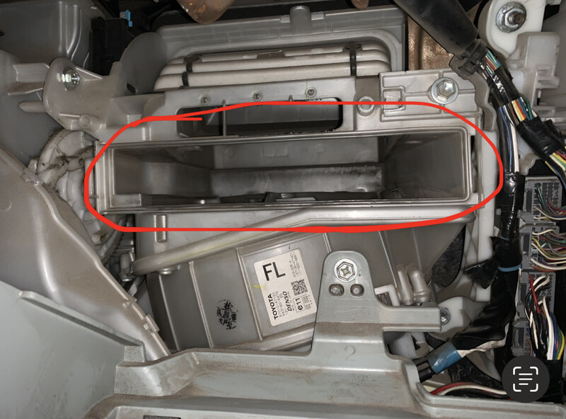 Кришка салонного фільтра Toyota Prius  2015 хетчбек 1.8 Бензин 