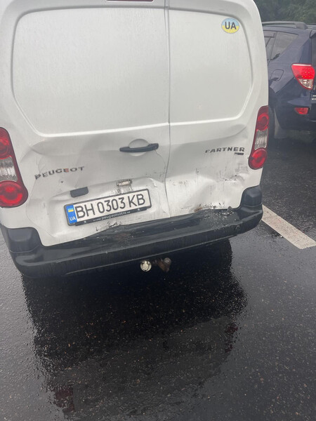 Бампер задний Peugeot Partner универсал 2011 г.  1.6 л дизель Луцк