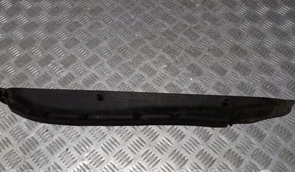 Уплотнитель крыла левого переднего Volkswagen Touareg  2011 3.0 Дизель Черкаси