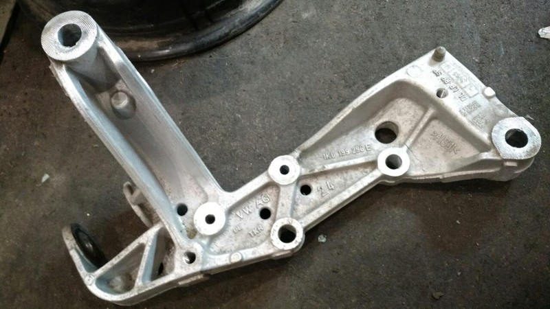 1k0199296 e кронштейн wv Volkswagen Golf Plus  2012 хетчбек 1.2 Бензин 