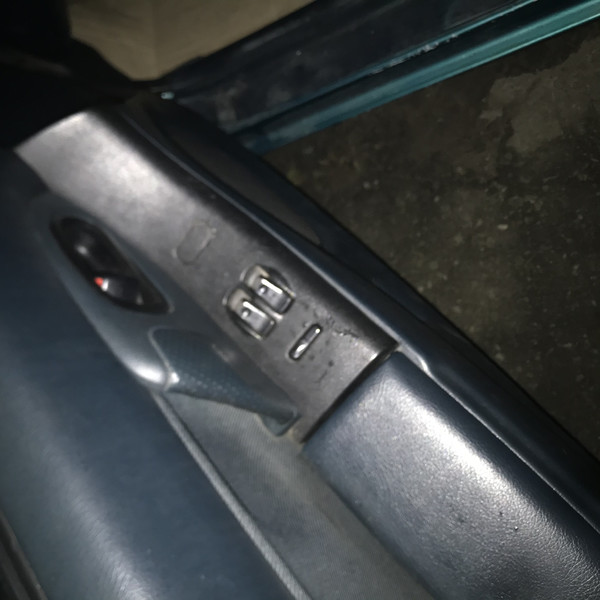 Задні амартизатори, і кнопки стеклоподемников Mazda 323 BA 1996 хетчбек 1.5 Бензин 