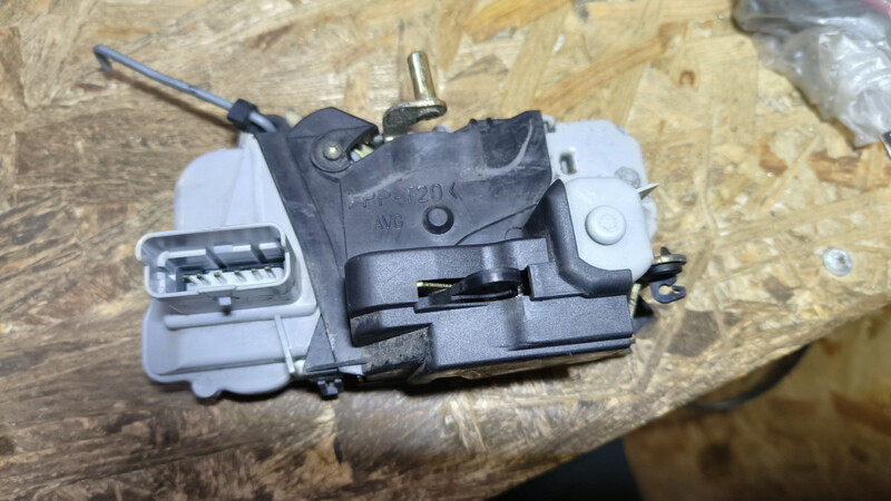 Замок дверей лівих передніх Citroen Xsara Picasso  2002 хетчбек 2.0 Дизель Сміла