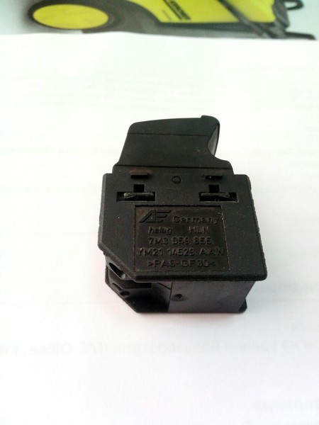 Кнопка правого пассажирского стеклоподъёмника, ручка в которую он вставляется Volkswagen Sharan  2001 1.9 Дизель 